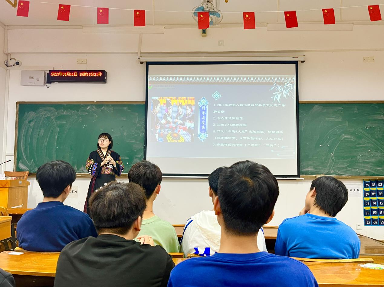李玉老師進(jìn)行理論授課