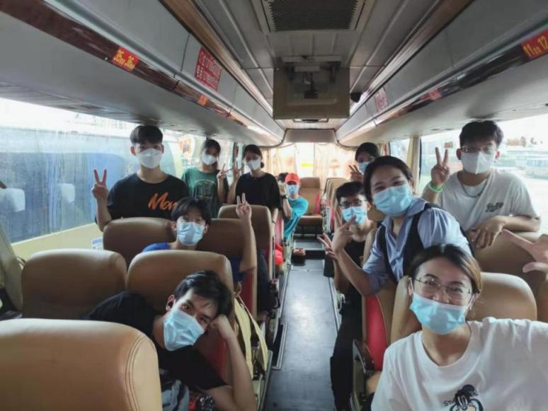 “青春立潮頭”三下鄉(xiāng)團(tuán)隊(duì)在班車上合影