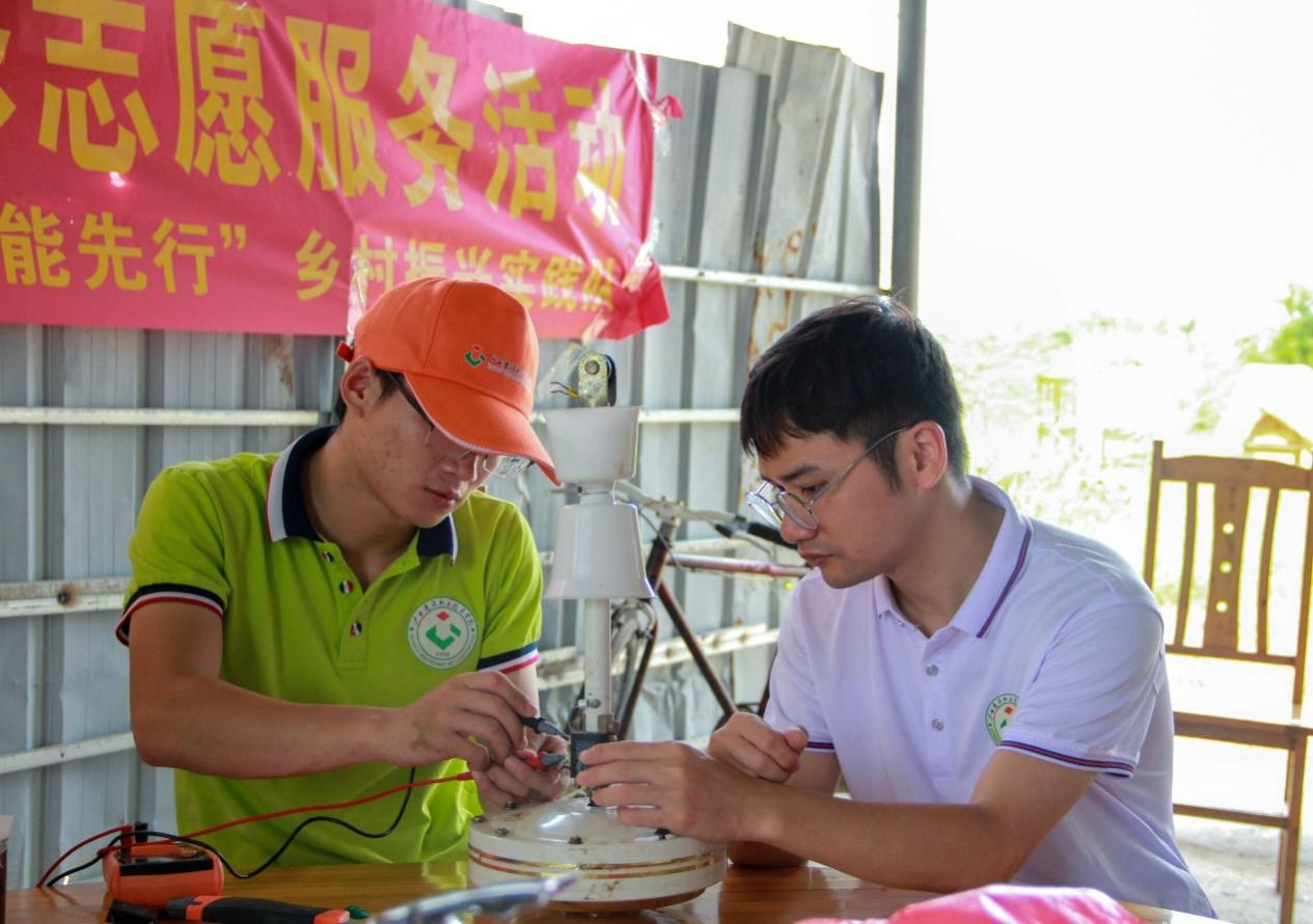 實踐團成員與指導(dǎo)老師探討電器可能存在的問題