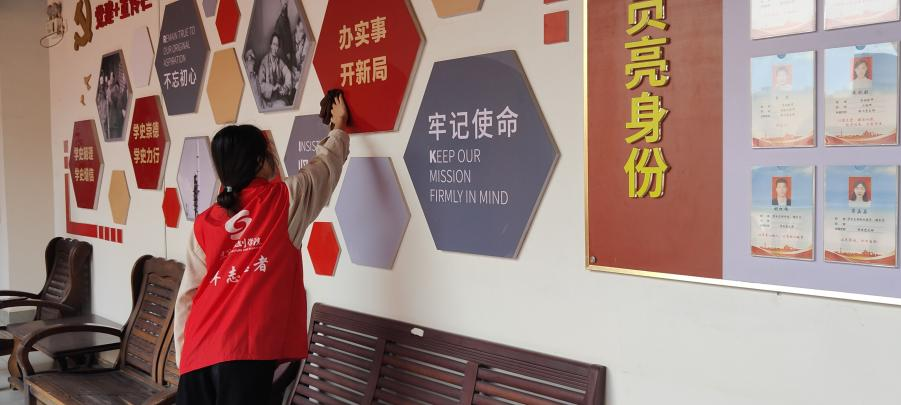 志愿者清掃六號(hào)教學(xué)樓文化宣傳陣地