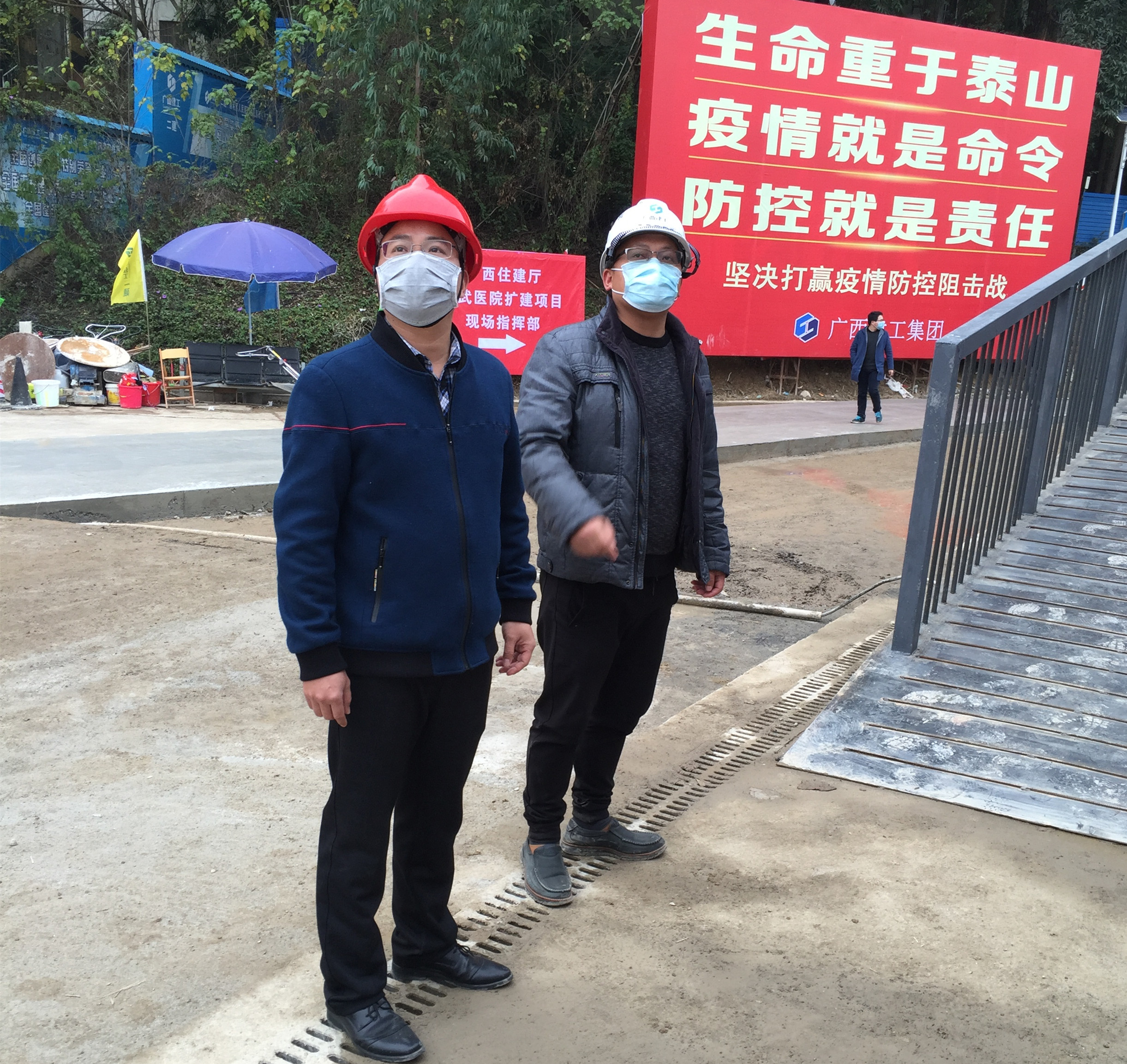 李嘉鴻老師（左）在施工現(xiàn)場