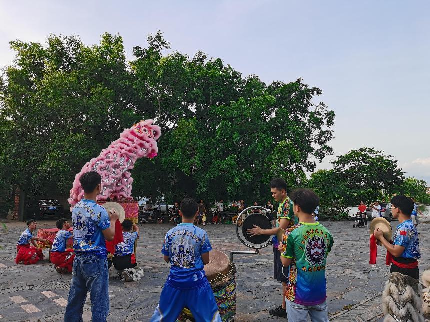 實踐團(tuán)成員在宗祠前進(jìn)行龍獅展演