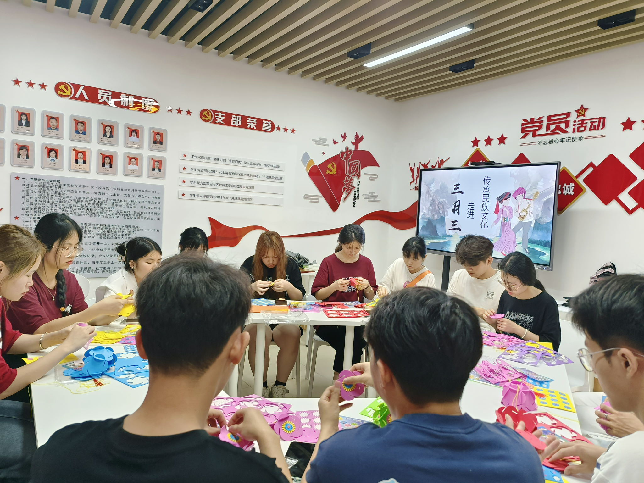 同學(xué)們?cè)谡劾C球