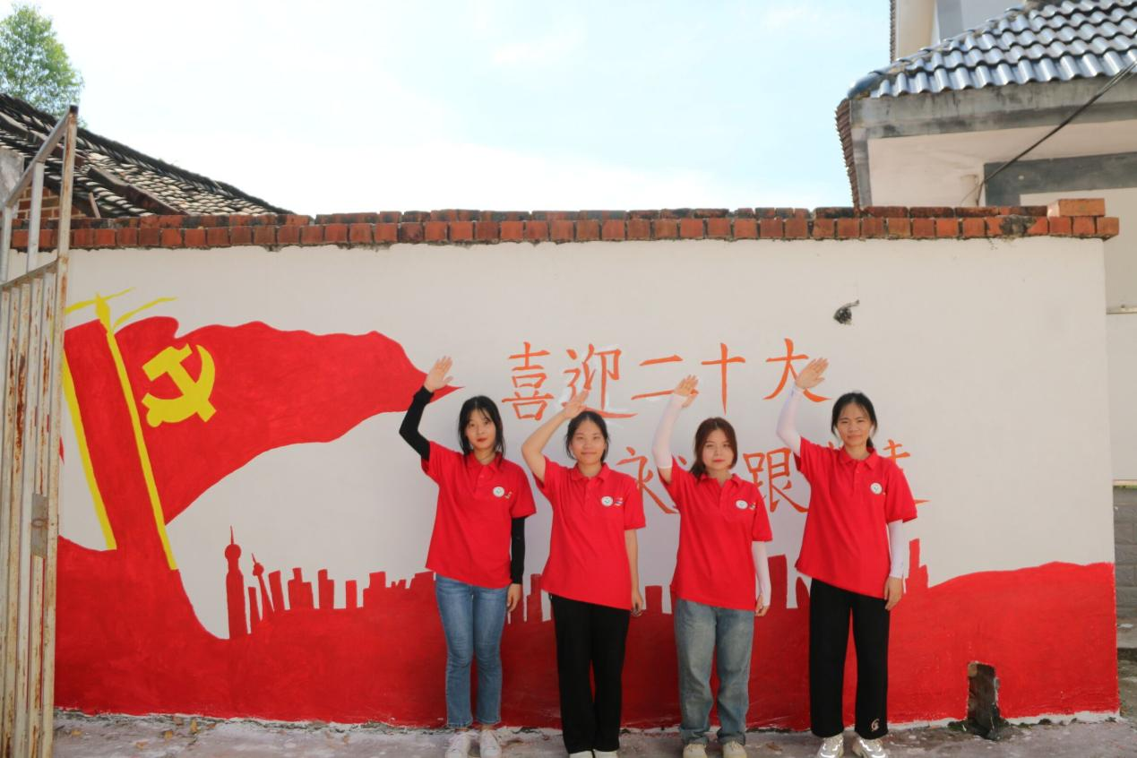 實(shí)踐團(tuán)成員繪制的西盛村文化墻