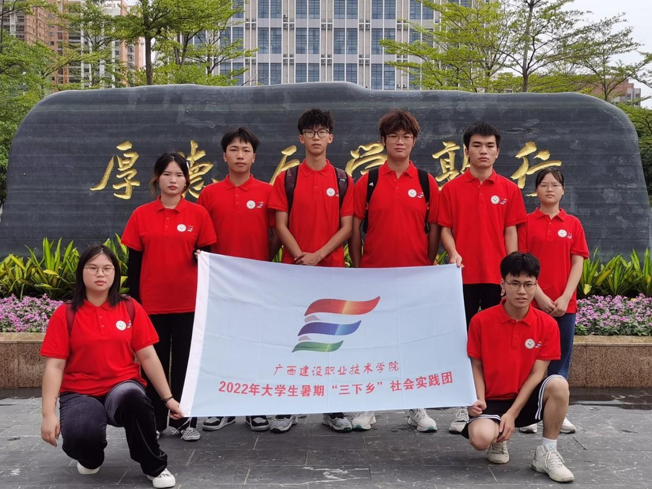 服務(wù)團成員在校訓(xùn)石合影，整裝待發(fā)