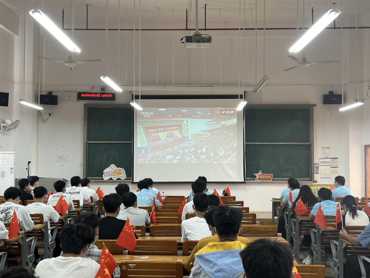 學(xué)生在教室觀看大會直播