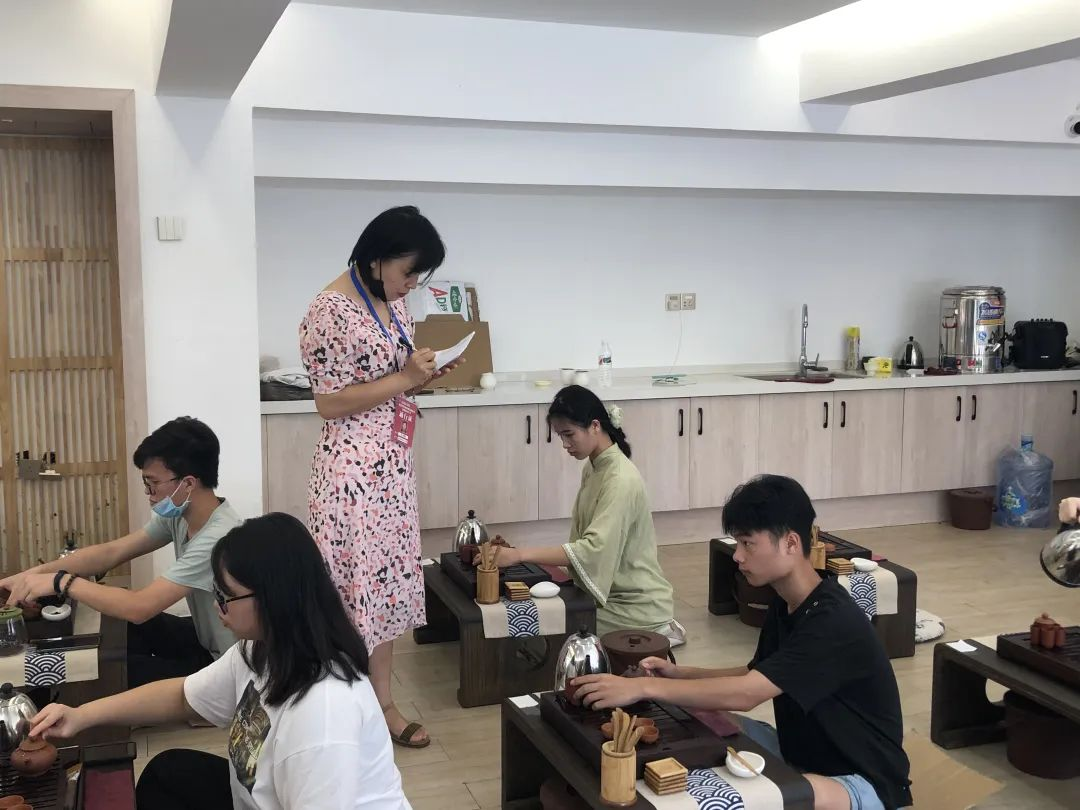 茶藝師對(duì)選手表現(xiàn)進(jìn)行打分