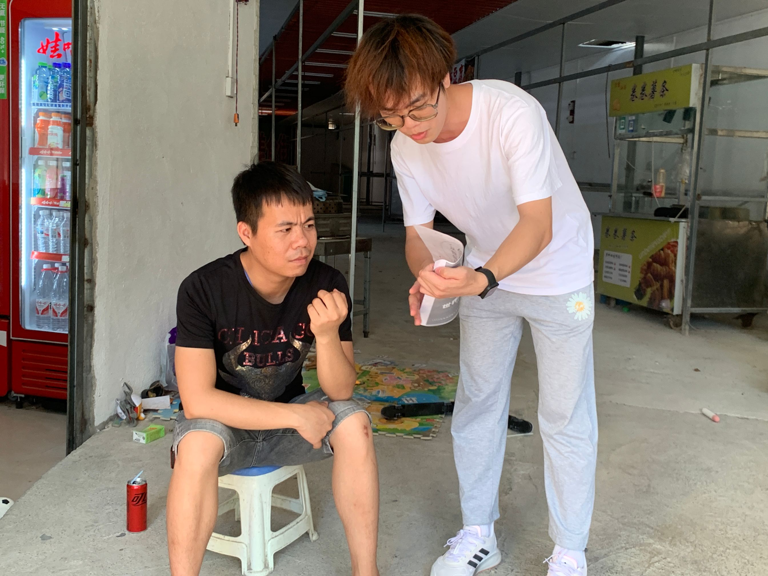 同學們發(fā)放宣傳頁、講解環(huán)保知識