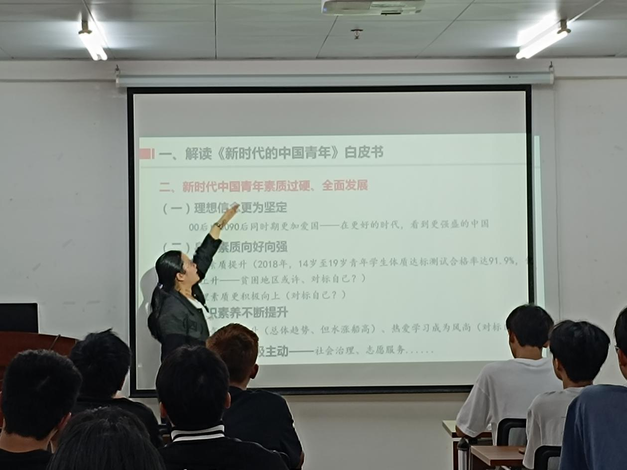 團(tuán)總支書記李姿蓉老師講課