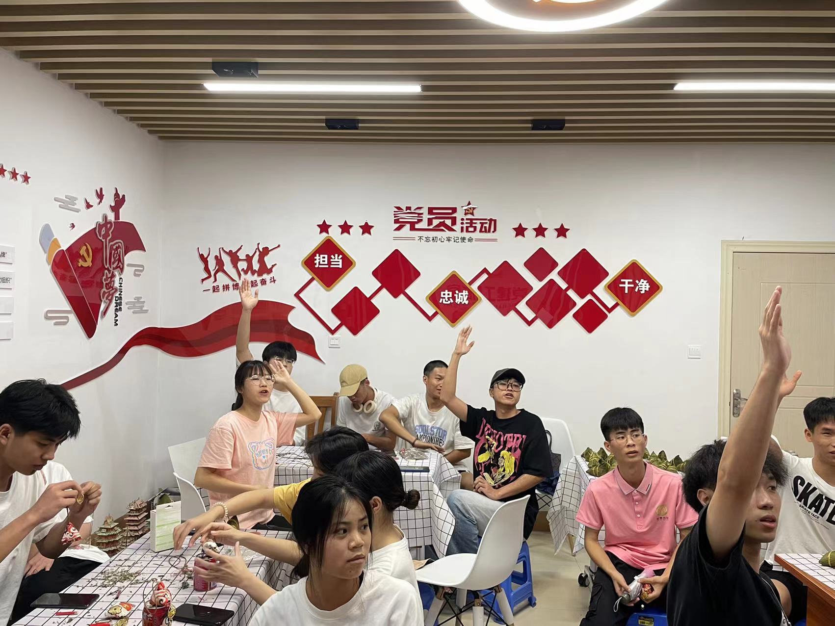 同學(xué)們積極參加知識(shí)競(jìng)答