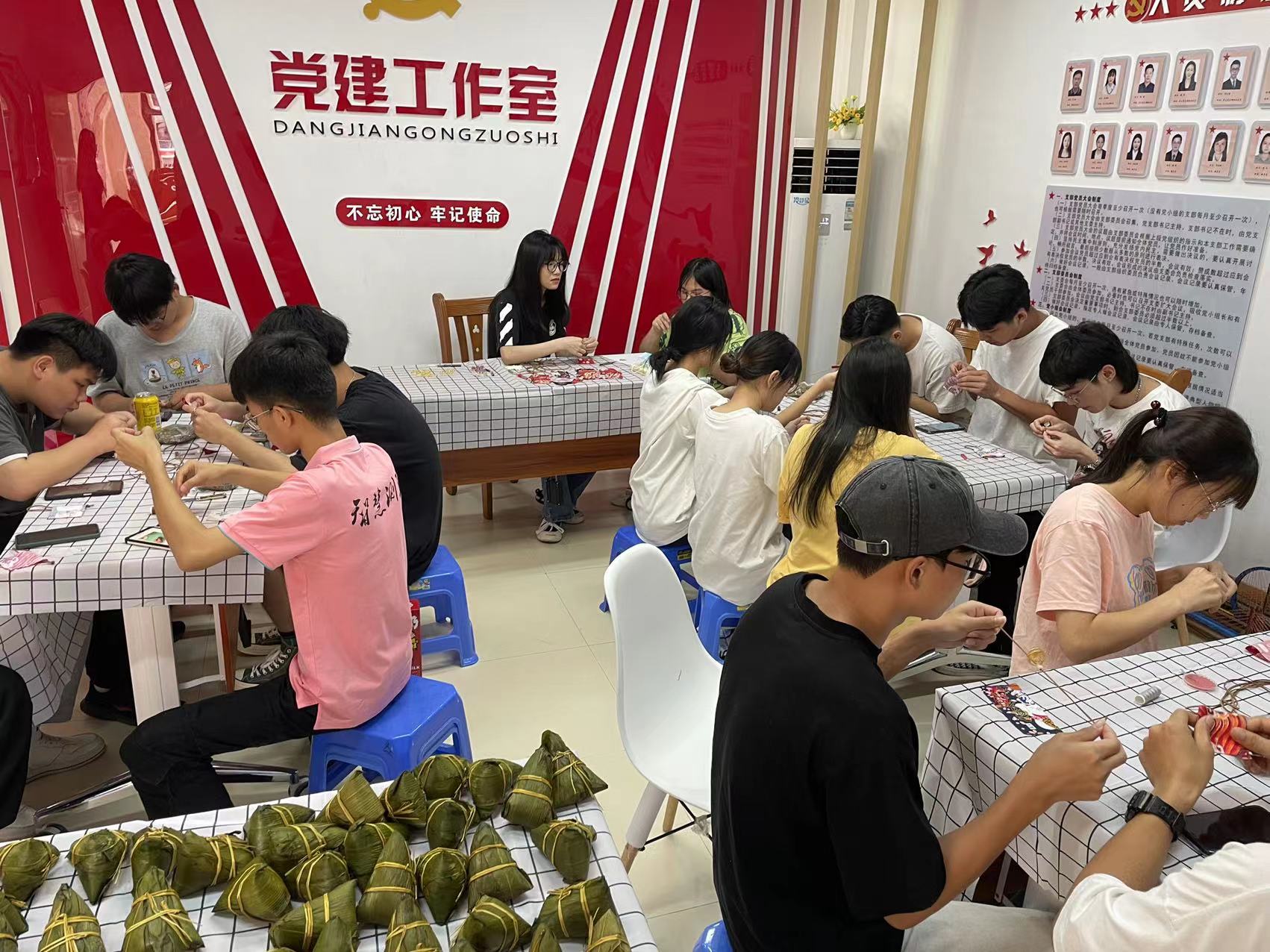 同學(xué)們都在認(rèn)真地制作香囊