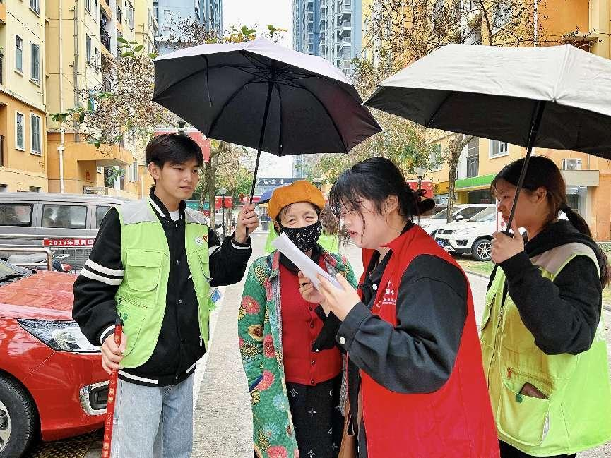 志愿者對梧桐苑社區(qū)居民開展下水管道環(huán)境維護情況問卷調查