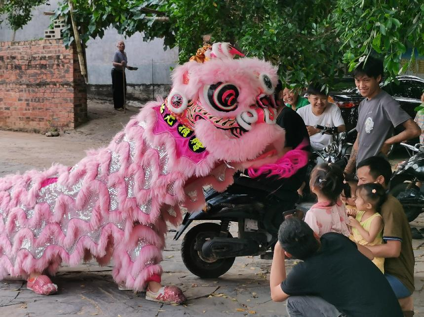 龍獅展演中與當(dāng)?shù)卮迕襁M(jìn)行互動