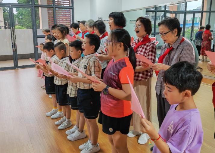 老少合唱《我們是共產(chǎn)主義接班人》