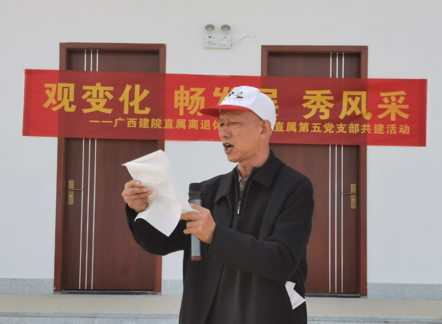 老校長(zhǎng)高作均正在朗誦