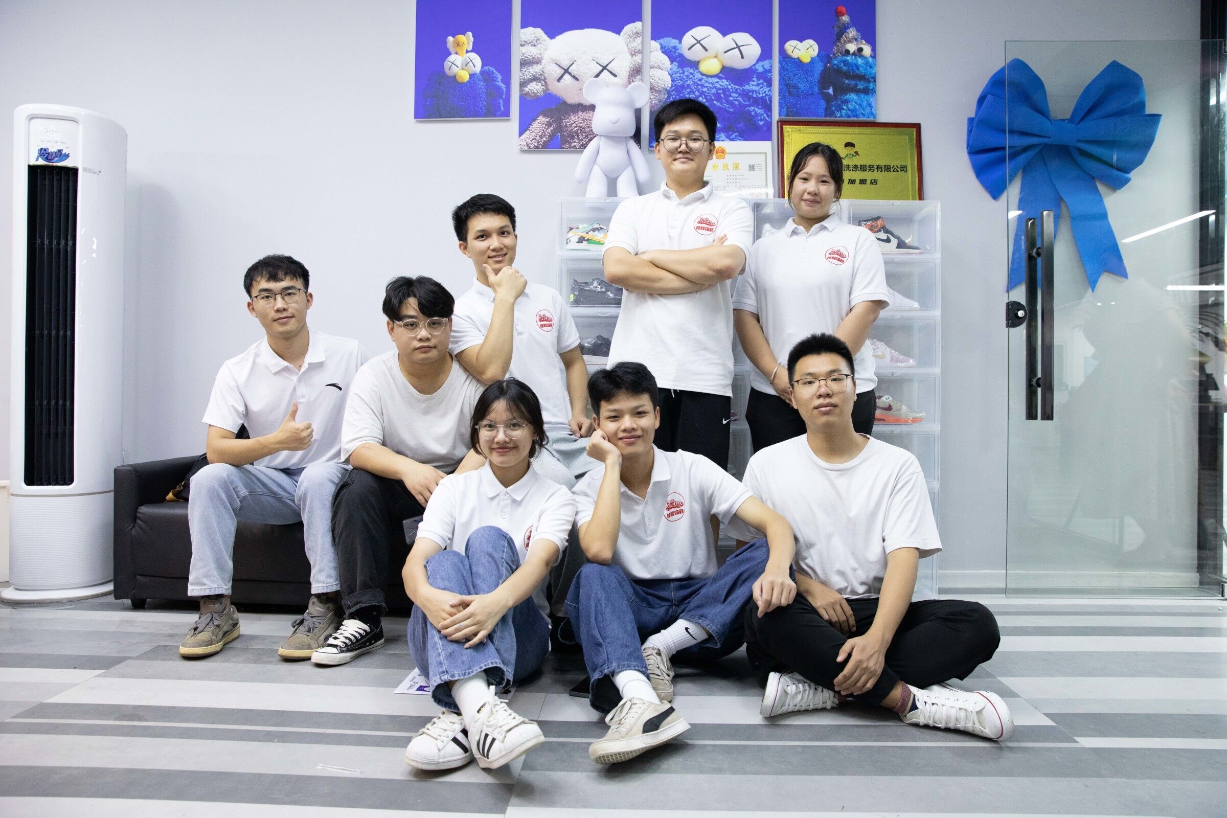 廣西球鞋煥新洗滌服務(wù)有限公司部分成員合影