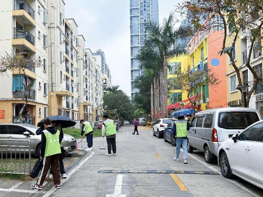 志愿者開展清潔社區(qū)志愿服務活動