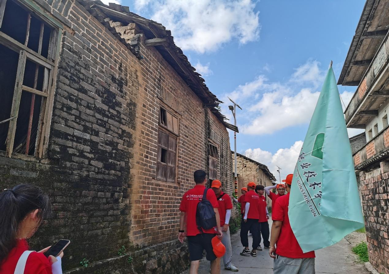 實踐團(tuán)成員在三民文化藝術(shù)村實地走訪