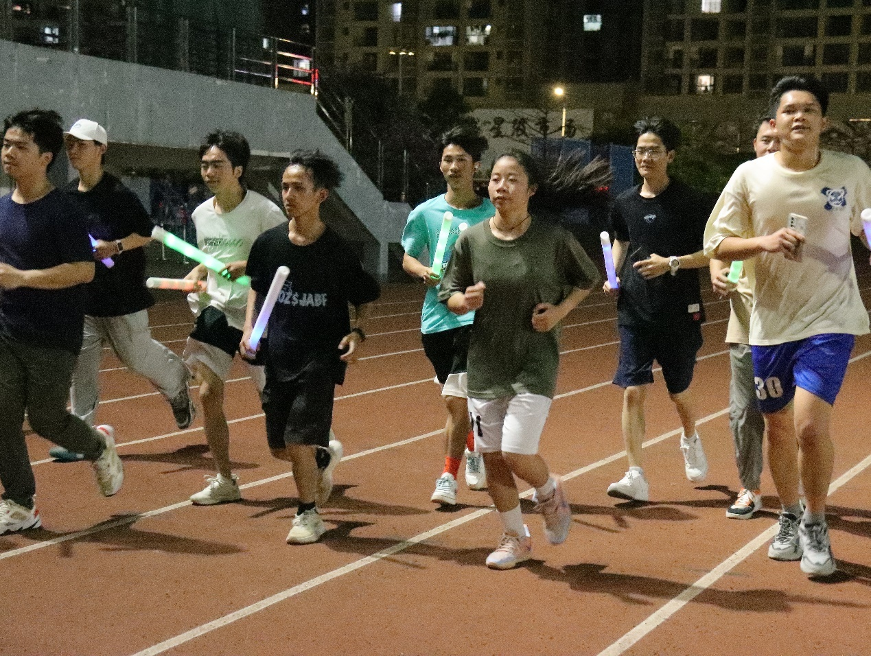 同學(xué)們在校內(nèi)進(jìn)行夜跑