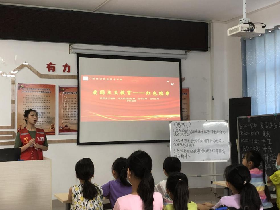 孩子們?cè)谡J(rèn)真聆聽紅軍長(zhǎng)征、狼牙山五壯士的故事