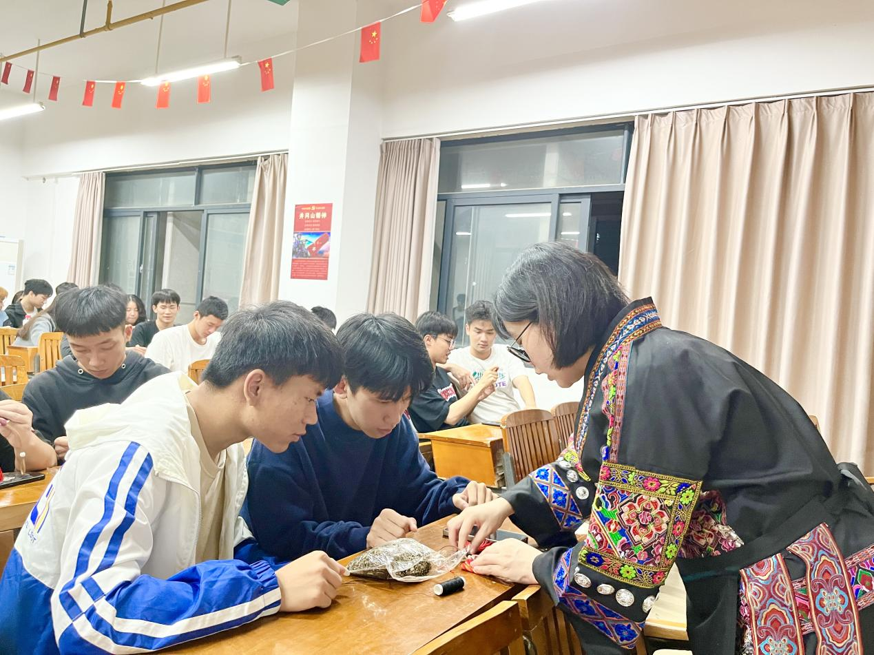 李玉老師進(jìn)行香囊的制作講解