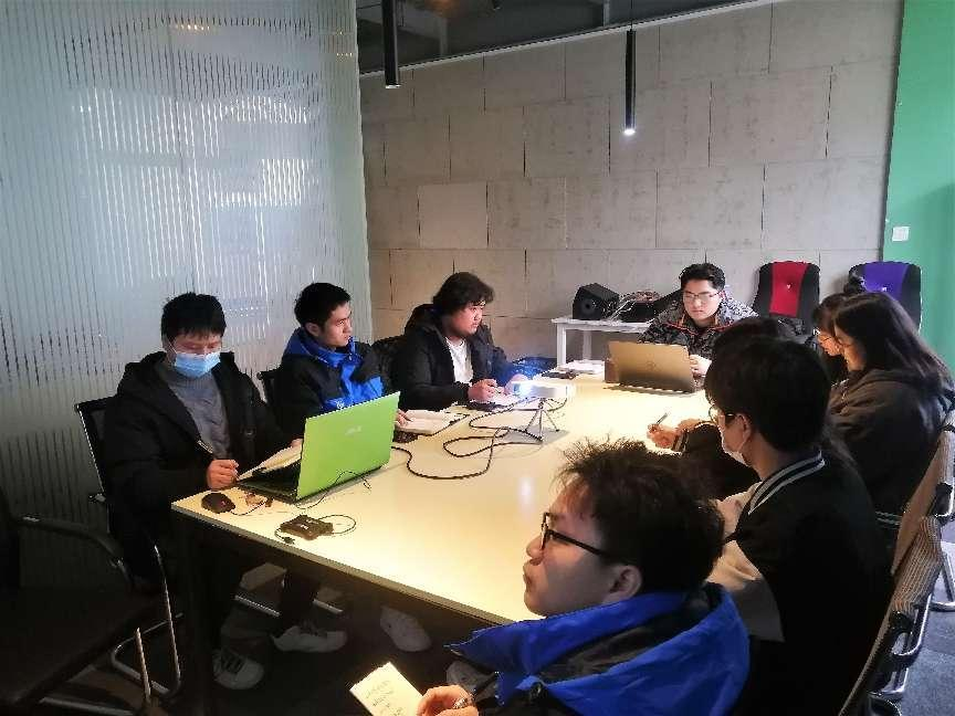 實習期間羅耿神作為項目負責人指導(dǎo)團隊開展施工現(xiàn)場建模工作