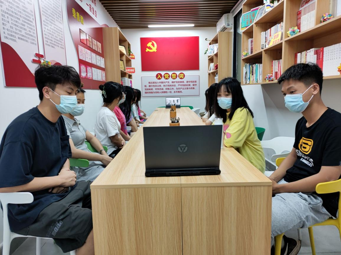 學(xué)生在黨建工作室開展讀黨報活動