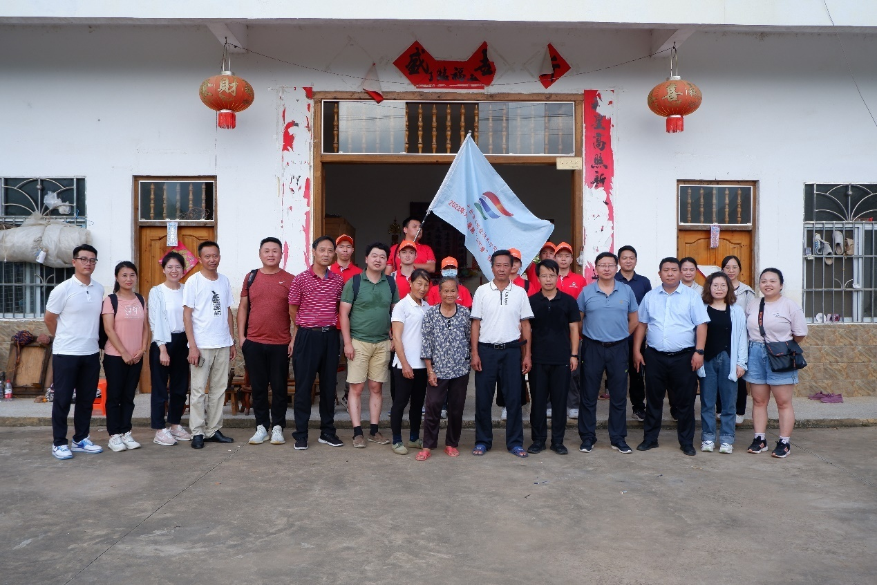 與專家組、清華大學(xué)教授團(tuán)隊(duì)及村民合影